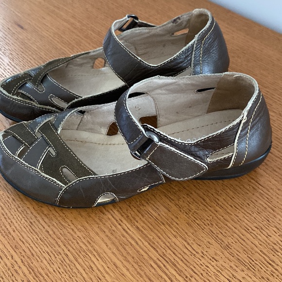 Sun View fisherman style khaki green/brown shoes. Material unknown. Size 35 - Picture 2 of 16